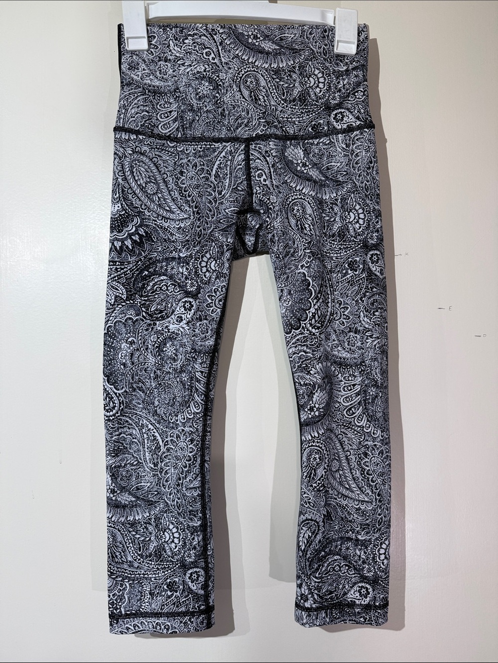 Lululemon Black & White Paisley Leggings Size 6